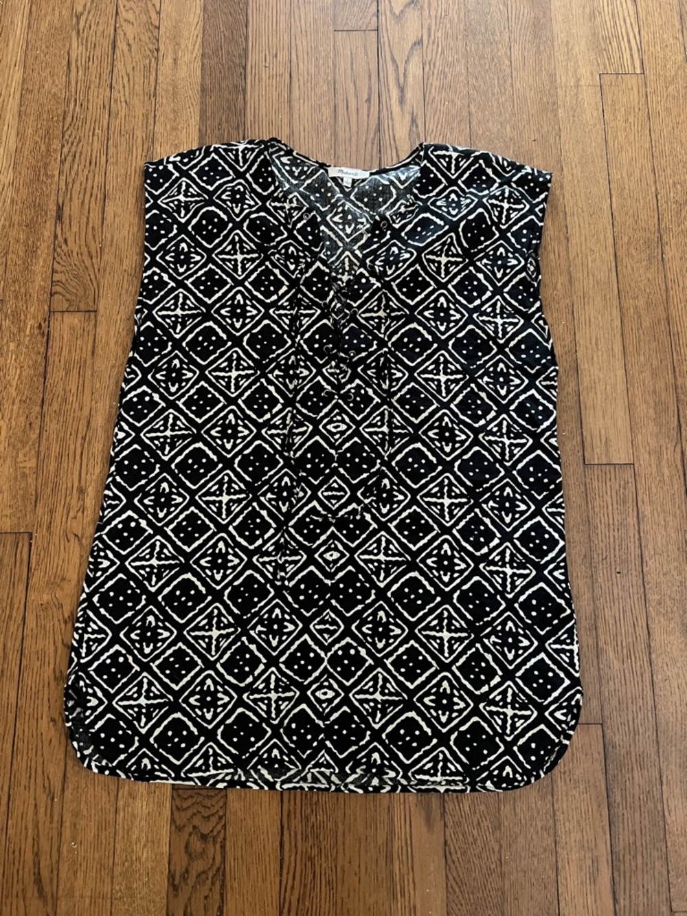 Madewell Black & White Geometric Sleeveless V-Neck Camisole